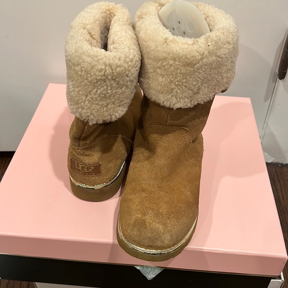 UGG boots for warmth size 4